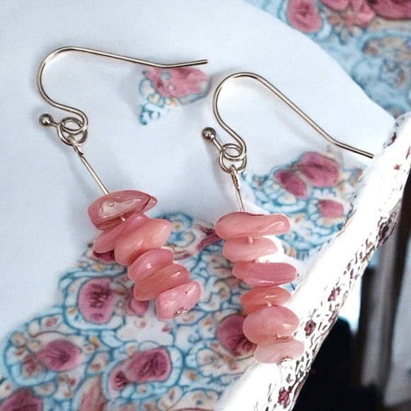 5 For $25💫Pink Agate Chip Dangles Earrings - Picture 3 of 3